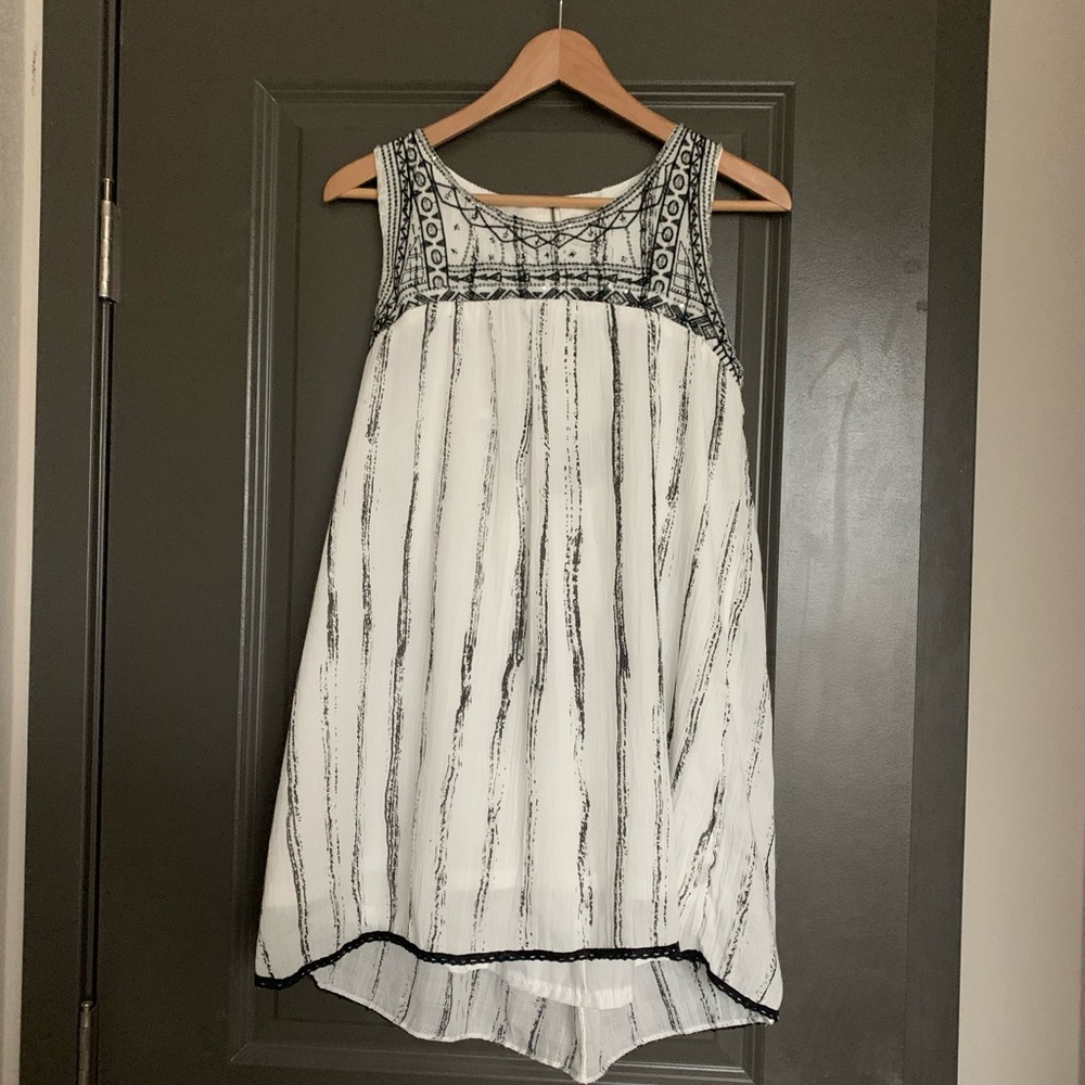 Dress with sequin neckline